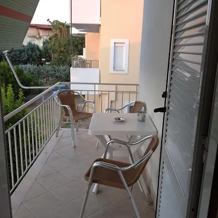 Ion 2* Kamena Vourla